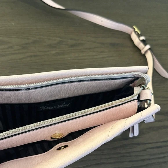 Victoria's Secret Light Pink Chevron Crossbody Bag - Picture 3 of 4